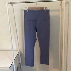 Lululemon WUNDER UNDER CROP
(HIGH-RISE) *FULL-ON
LUXTREME 21"
Peri Purple
Size 6
